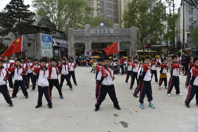 步行去往市文化宫常德会战抗日纪念碑进行清明节祭奠抗日英雄活动